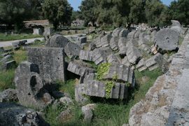 Остатки колон храма Зевса, рухнувшего из-за землетрясения