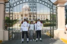 Президентский дворец в Санто-Доминго. Охранники не реагируют даже на улыбку - стоят как каменные, но глаза двигаются